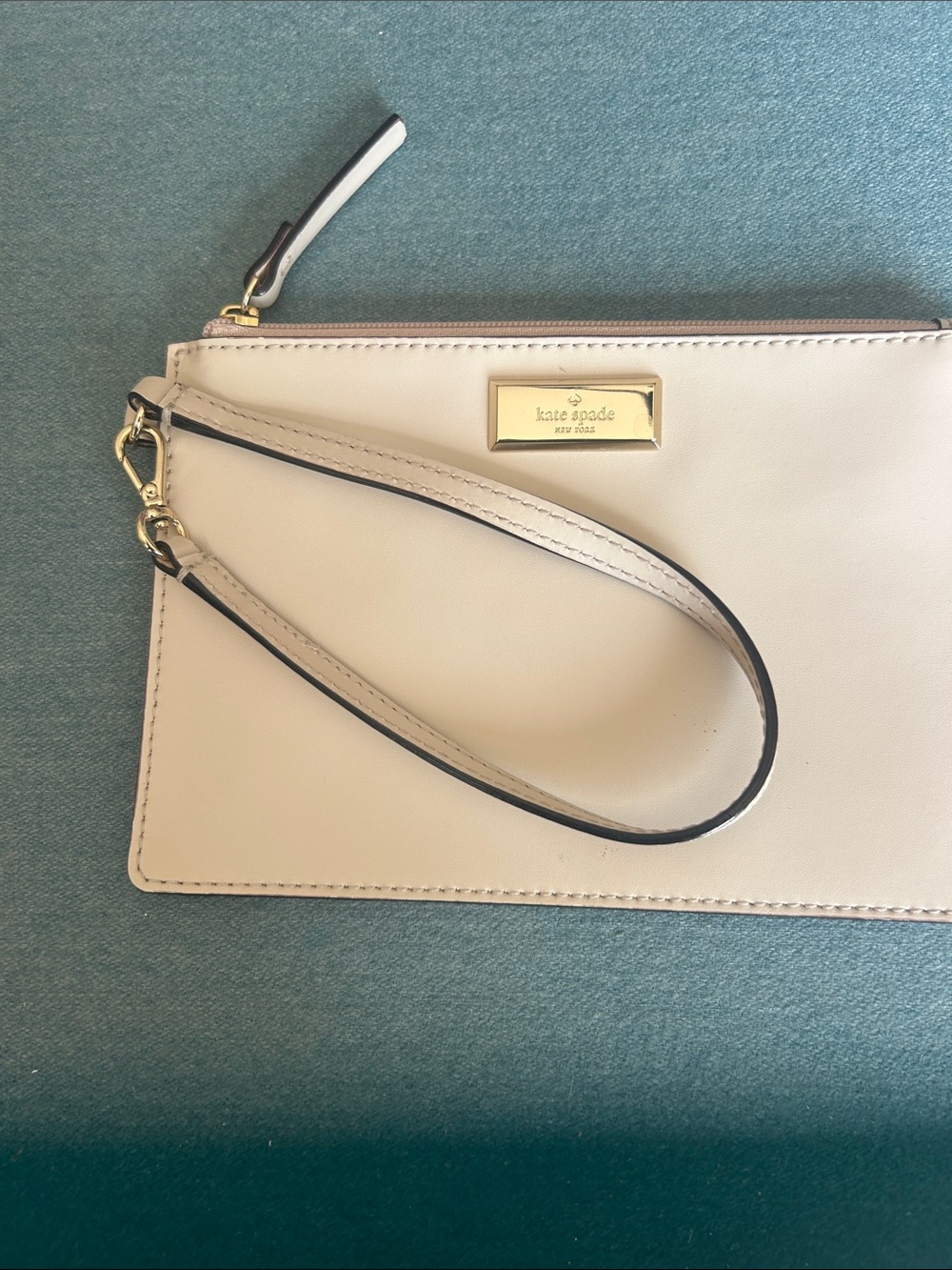 kate spade cream leather wristlet with gold plaque - Picture 2 of 3